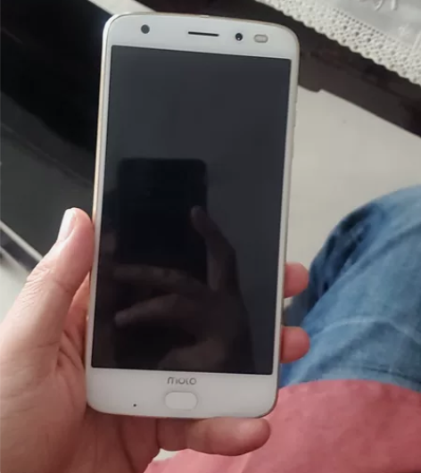 白色motoz2018，2021年1月份翻...