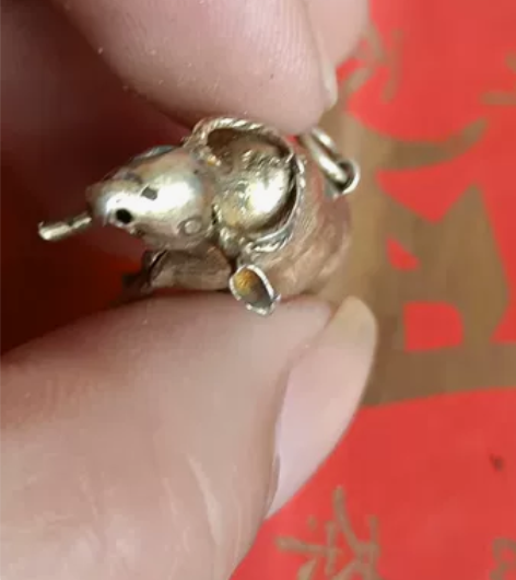 清代老銀工老牛一头，品相如圖 ，厚胎鎏金，...