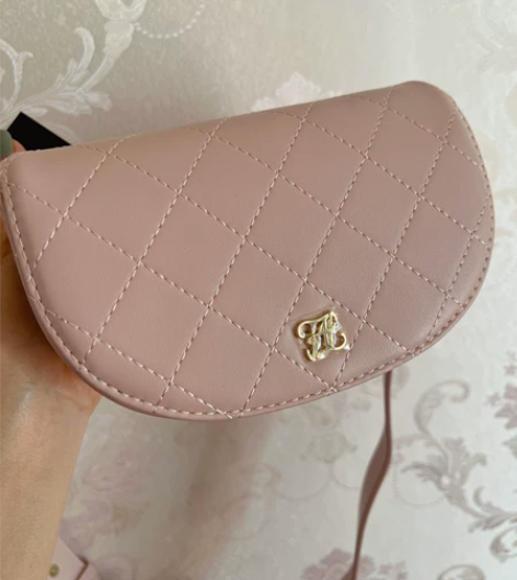他她(TATA )女斜挎包，宽肩带。 全新...