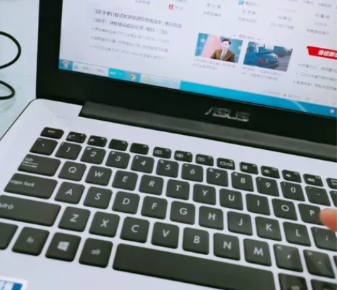 华硕X403M，14寸，轻薄本，白色，英特...