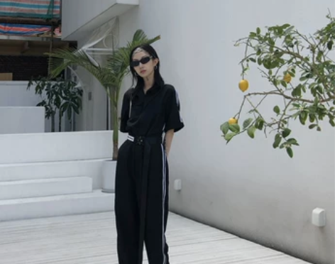 美伢Fuzzykon 春夏白杠黑色港味拉链...