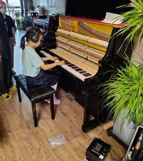 带着耳机练钢琴！！一套静音系统，就能解决孩...