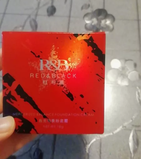 红与黑粉底膏，a31色号，自然色偏白，买错...