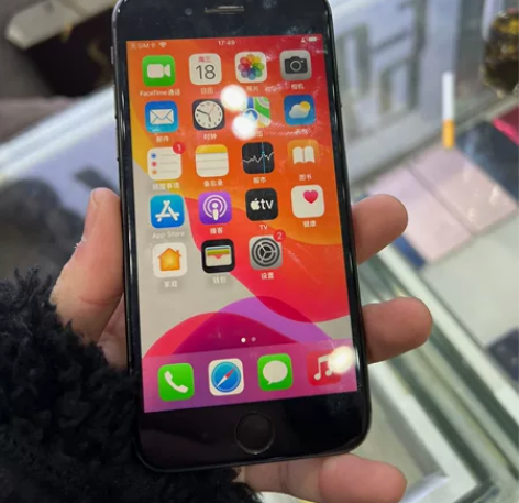 美版苹果8屏原版。 后盖碎刚刚换的新的。电...