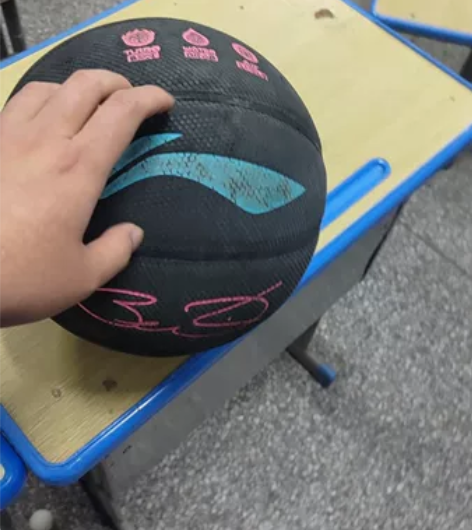 自用篮球 感兴趣的话点“我想要”和我私聊吧...