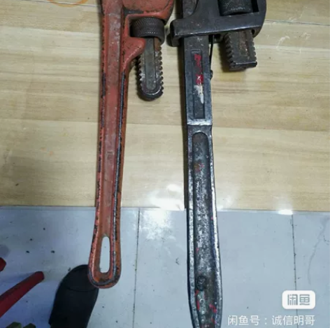 80年代的管钳子。黑色的格是400长，橘红...