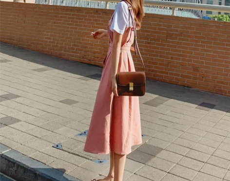 吊带连衣裙2019流行新款夏女套装背带裙甜...