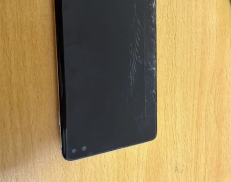 三星 s10+，屏幕裂了，当垃圾出，可小刀...