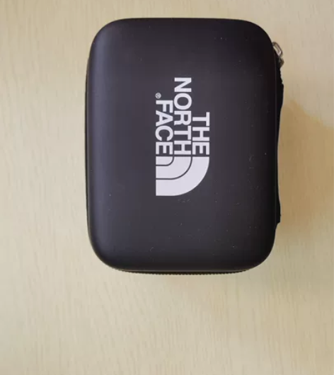 北面送的全球通用转换头，欧洲，英国，美国，...