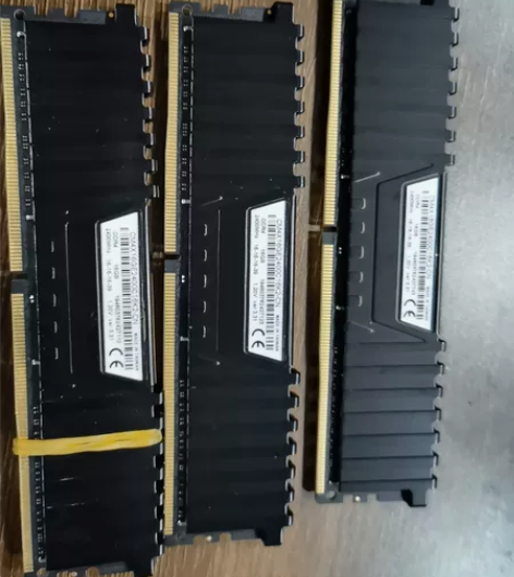 出自用海盗船内存   DDR4 16G 2...