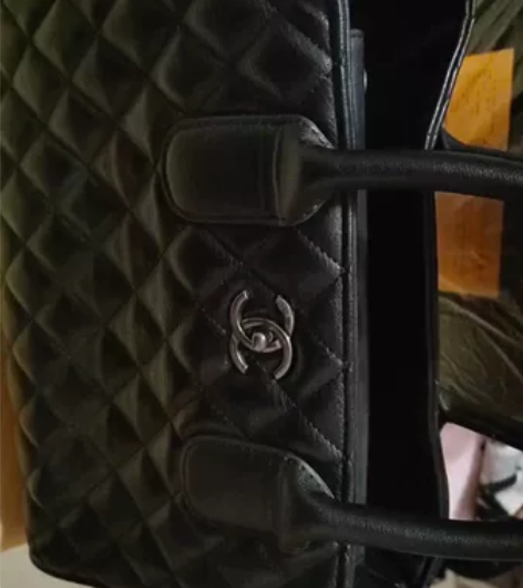 个人闲置女士手提包。成色几乎全新,很少使用...