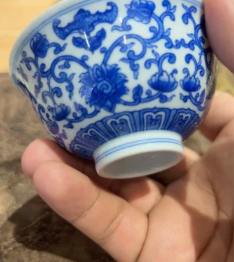 景德镇青花手绘主人杯撇口杯缠枝花卉图案,满...