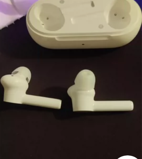 一加的耳机，充电仓坏了，耳机是好的，一起出...