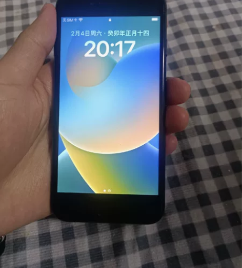 iPhone8苹果8,卡贴64G,屏幕右下...