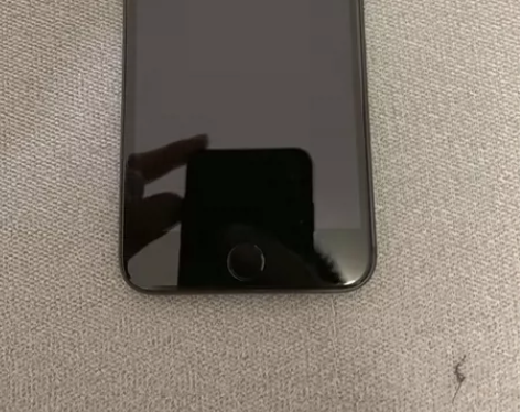 上学时候自己偷偷攒钱买的苹果8 plus，...
