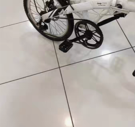出辆吉普(JeeP品牌跑车)正常骑行.成色...