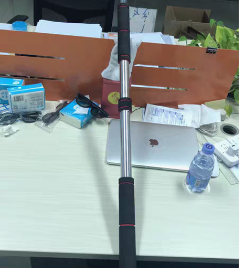 迎体向上,两头免打孔固定在墙上 没有使用过...