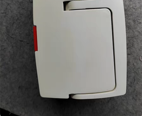 挺有意思的一个多功能应急箱，品相挺好的，里...