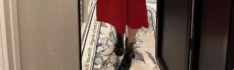 这衣服是定制的!很正的中国红颜色,没有里衬...