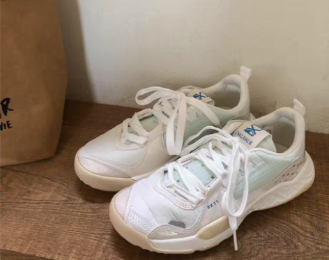 转卖林先叁 白色运动鞋女秋季透气休闲老爹鞋...