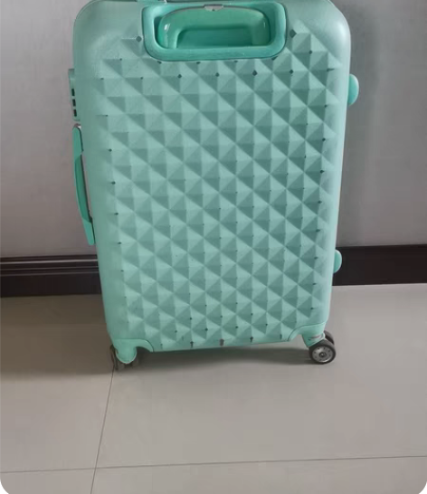 包邮绿色行李箱自用,有点破旧了便宜卖,最好...