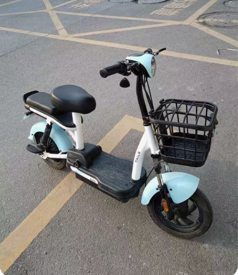 台铃电动车，买回来一年左右。轻微划痕，轮胎...