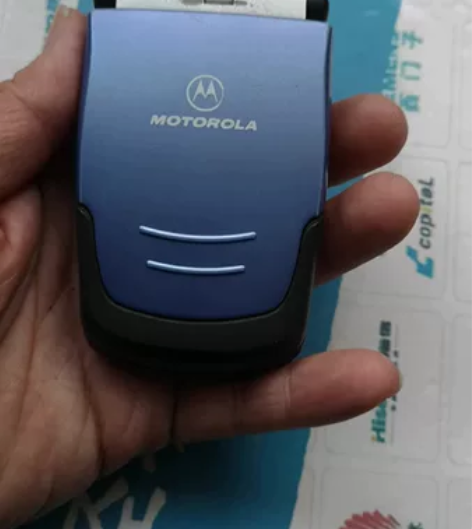 摩托罗拉翻盖手机,很Man的手机,没有电池...