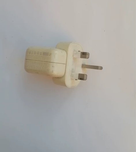 手机充电器，香港专用，苹果版 感兴趣的话点...