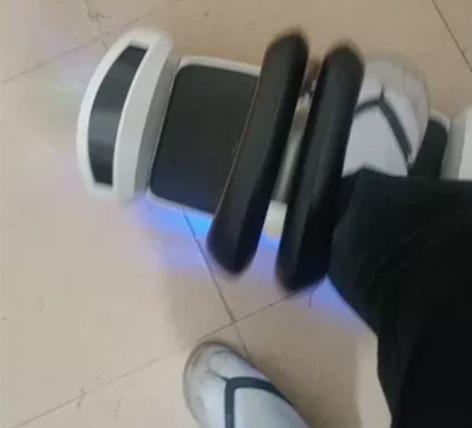 平衡车摇控，手机控，蓝牙搞，一切正常，一百...