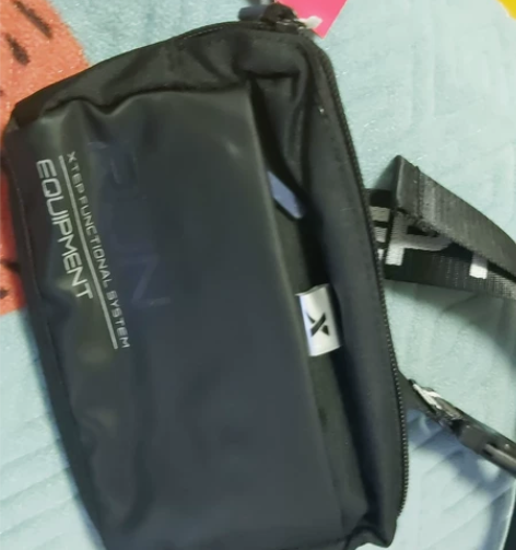 特步跑步腰包，全新，一般手机放的下，很稳不...
