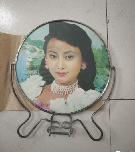 八九十年代的明星库存镜子,品相完好,可以使...