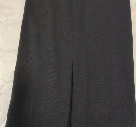 前褶修身一步裙,面料很有肌理感,有衬里,当...