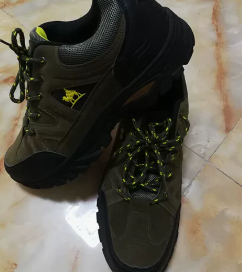 骆驼牌登山鞋,43号的,就穿两次,基本全新...