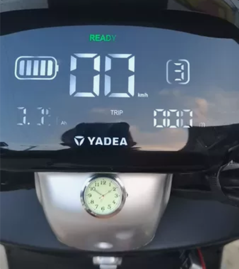 雅迪E8充满电跑150km,六块石墨烯大电...