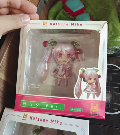 樱花初音玩偶,全新,轻微盒损 感兴趣的话点...