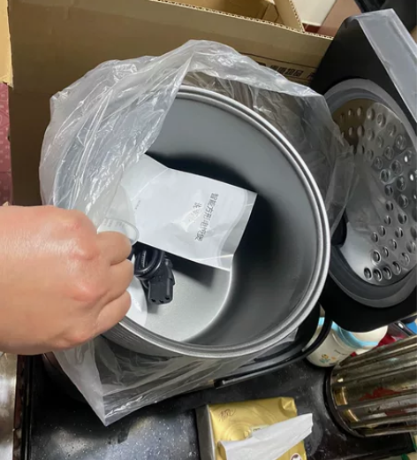 先科电饭煲,当时两个人租房买的,买来另一个...